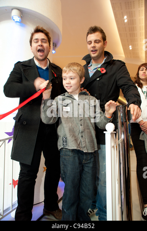 Sam und Mark Eröffnung Santas Grotte in Wesfield Derby Shopping Centre, Großbritannien mit Josh Potter (9) Wer gewann GEM 106 Wettbewerb um Treffen der CBBC Vorführer und Weihnachtsmänner Grotte offiziell eröffnet Stockfoto