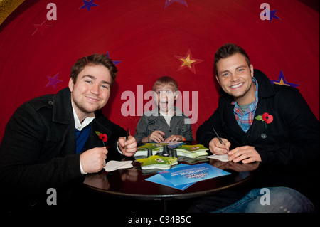 Sam und Mark Eröffnung Santas Grotte in Wesfield Derby Shopping Centre, Großbritannien mit Josh Potter (9) Wer gewann GEM 106 Wettbewerb um Treffen der CBBC Vorführer und Weihnachtsmänner Grotte offiziell eröffnet Stockfoto