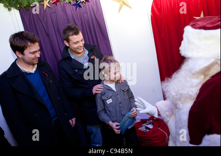 Sam und Mark Eröffnung Santas Grotte in Wesfield Derby Shopping Centre, Großbritannien mit Josh Potter (9) Wer gewann GEM 106 Wettbewerb um Treffen der CBBC Vorführer und Weihnachtsmänner Grotte offiziell eröffnet Stockfoto