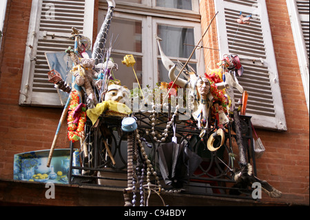 Blumen auf Balkon neben einem Restaurant, Toulouse, Haute-Garonne, Midi - Pyréneés, Occitanie, Frankreich Stockfoto