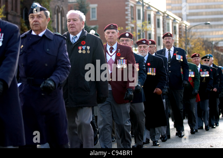 London Ontario, Kanada - 11. November 2011. Veteranen marschieren während Volkstrauertag Zeremonien am Ehrenmal im Victoria Park in London Ontario Kanada. Stockfoto