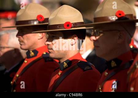 London Ontario, Kanada - 11. November 2011. RCMP Offiziere mit Mohnblumen in ihrer Signatur Stetsons während Volkstrauertag Zeremonien am Ehrenmal im Victoria Park in London Ontario Kanada. Stockfoto