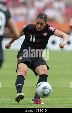 Alex Krieger aus den Vereinigten Staaten tritt am 10. Juli 2011 im Rudolf Harbig Stadion in Dresden im Viertelfinalspiel der FIFA Frauen-Weltmeisterschaft gegen Brasilien an. Nur redaktionelle Verwendung. Kommerzielle Nutzung verboten. Stockfoto