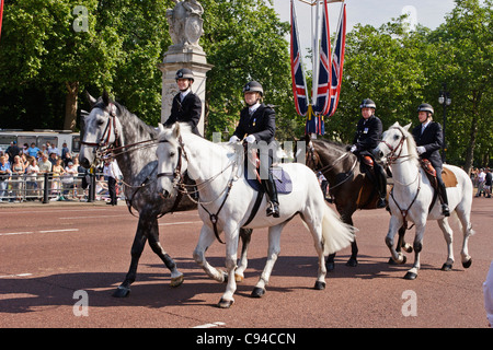 Berittene Polizei auf Patrouille vor Buckingham Palace, London, Vereinigtes Königreich. Stockfoto