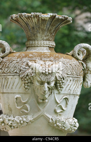 Gärten, Quinta da Regaleira, Sintra, Stein Urn geschnitzt mit Ram es Kopf und Trauben Stockfoto