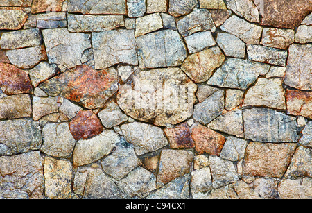 Textur - eine Wand aus Naturstein raue Stockfoto