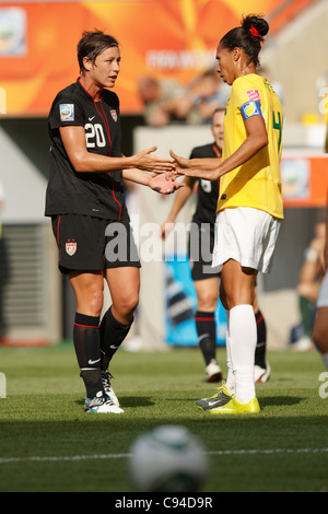 Abby Wambach der USA (L) und Aline of Brazil (R) sprechen und schütteln sich die Hände nach einem umstrittenen Spiel - WM 2011 Viertelfinale. Stockfoto