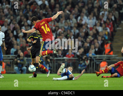 Frank Lampard und Xabi Alonso - England Vs Spanien - internationale Fußball Freundschaftsspiele im Wembley-Stadion - 11.12.2011 - obligatorische CREDIT: Martin Dalton/TGSPHOTO - selbst die Abrechnung gilt gegebenenfalls - 0845 094 6026 - contact@tgsphoto.co.uk - verwenden Sie keine offen Stockfoto