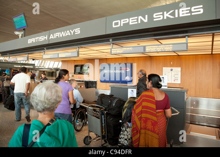 Check-in bei der British Airways Passagiere Tasche Drop, Flughafen Dulles-IAD, Washington DC USA Stockfoto