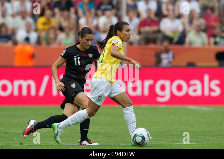 DRESDEN, DEUTSCHLAND - 10. JULI: Marta aus Brasilien (R) schiebt den Ball gegen Alex Krieger aus den Vereinigten Staaten (L) während eines Viertelfinalspiels der FIFA Frauen-Weltmeisterschaft im Rudolf-Harbig-Stadion am 10. Juli 2011 in Dresden. Nur redaktionelle Verwendung. Kommerzielle Nutzung verboten. (Foto: Jonathan Paul Larsen / Diadem Images) Stockfoto