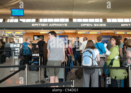 Check-in bei der British Airways Passagiere Tasche Drop, Flughafen Dulles-IAD, Washington DC USA Stockfoto