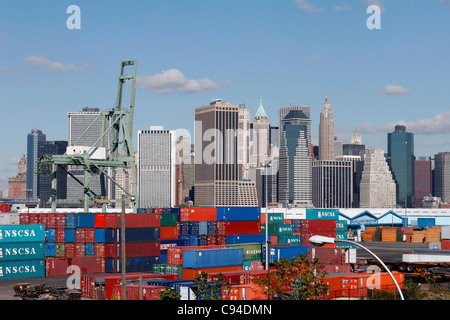 Stapel-Container in Brooklyn NewYork Werft Stockfoto