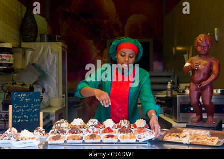 Nicht identifizierte Waffel Verkäufer in einem typischen Waffel Stand in Brüssel Belgien Stockfoto