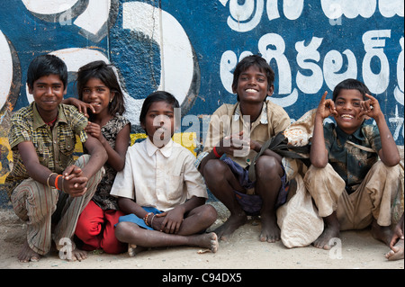 Glückliche junge Armen niedrigere Kaste indische Straße Nomadenkinder Lächeln und lachen. Andhra Pradesh, Indien Stockfoto