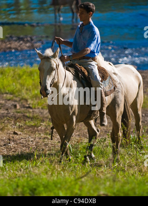 Ein unbekannter Mann beteiligt sich das jährliche Festival "Patria Gaucha" in Tacuarembo, Uruguay. Stockfoto