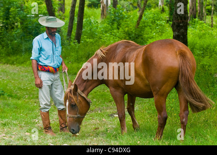 Ein unbekannter Mann beteiligt sich das jährliche Festival "Patria Gaucha" in Tacuarembo, Uruguay. Stockfoto