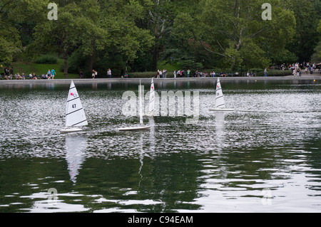 Ferngesteuerte Segelboote am Konservatorium Teich (Konservatorium Gewässer) im Central Park, New York, USA Stockfoto