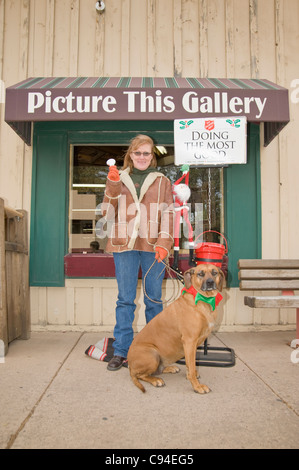 Spenden an die roten Wasserkocher Ursache, in Ruidoso, New Mexico fördern eine Heilsarmee Glöckner und Freundin k-9. Stockfoto