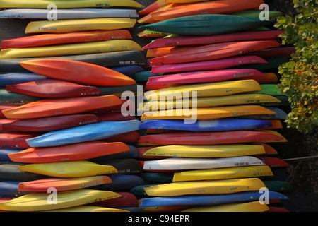 Bunte Anordnung der Kanus am Bootshaus. Stockfoto