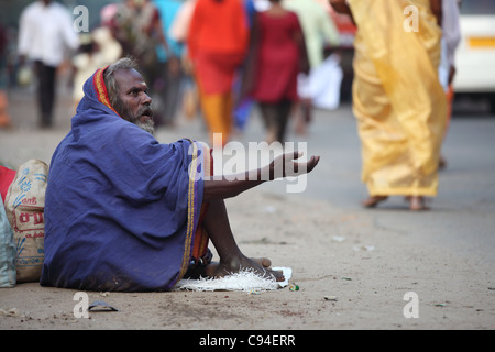 Bettler und Pilger zu Fuß rund um den Berg Arunachala während des Vollmonds Tamil Nadu, Indien Stockfoto