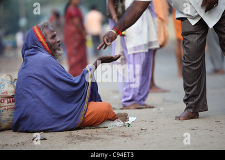 Bettler und Pilger zu Fuß rund um den Berg Arunachala während des Vollmonds Tamil Nadu, Indien Stockfoto