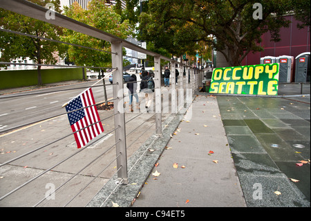 Ein 'Besetzen Seattle'-Zeichen und eine amerikanische Flagge Stockfoto