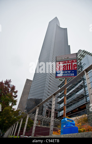 Ein 'besetzen Seattle' melden mit Innenstadt Hochhaus im Hintergrund Stockfoto