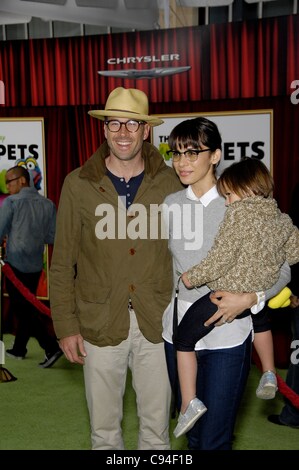 Jason Lee, Ceren Alkac, Penny Lee im Ankunftsbereich für THE MUPPETS Premiere, El Capitan Theatre, Los Angeles, CA 12. November 2011. Foto von: Michael Germana/Everett Collection Stockfoto