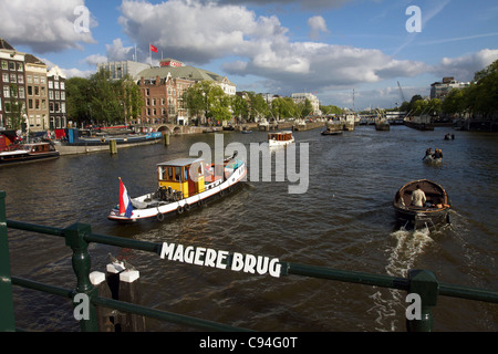 Magere Brug über Fluss Amstel in Amsterdam Stockfoto