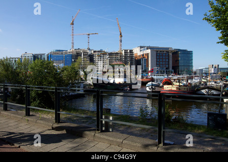 Moderne Architektur und Baustellen in Amsterdam Stockfoto