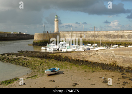 Hafen von Saint-Gilles-Croix-de-Vie bei Ebbe, der Fährhafen für die Insel Île d'Yeu in der Vendée an der Atlantikküste von Frankreich Stockfoto