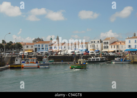 Port Joinville, zentralen Hafen von der Atlantikinsel Île d'Yeu in der Vendée, Frankreich, mit Fischerbooten und Fähren vor Anker Stockfoto