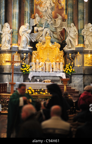 Jasna Góra Klosters (leuchtender Berg), Polen-Czestochowa, SEITENALTAR. Priester, die Heilige Kommunion zu einer Nonne in schwarz geben. Stockfoto