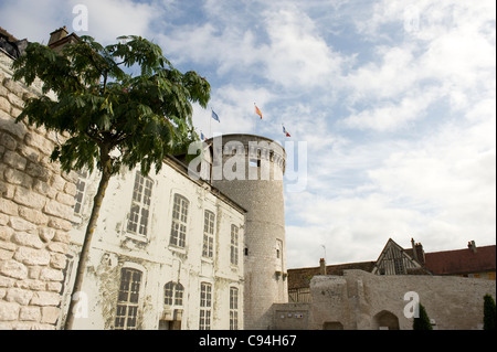 Tour des Archivs und renovierte Fassade des feudalen Haus in den Jardin des Arts in Vernon in der Seine-Tal der Normandie, Frankreich Stockfoto