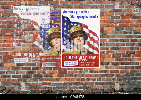 Amerikanischen WW2 Propaganda-Plakate auf eine Mauer Stockfoto