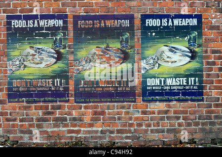 Amerikanischen WW2 Propaganda-Plakate auf eine Mauer Stockfoto