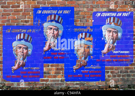 Amerikanischen WW2 Propaganda-Plakate auf eine Mauer Stockfoto