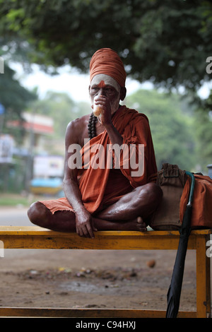 Mann Sadhu sitzen Arunachala in Indien Stockfoto