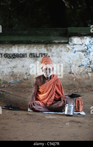 Mann Sadhu sitzen Arunachala in Indien Stockfoto