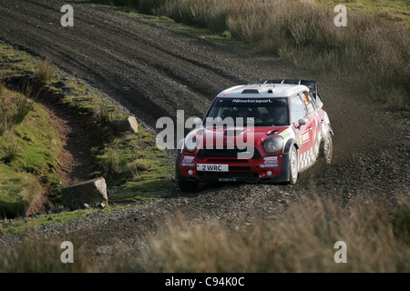 WALES Rallye GB, CARDIFF Mini Fahrer Kris Meeke Tackes den 2. Ablauf der Halbzeit in der Nähe von Brecon.  Wales Rallye GB ist die letzte Runde der Rallye-Weltmeisterschaft und findet sich in den Wäldern von Mitte und Süd-Wales. Bild von Gareth Preis - bitte geben Sie Stockfoto