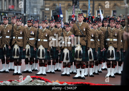 Zum Gedenken an den Tag des Waffenstillstands, als Massen versammeln sich am Glasgows George Square Stille Soldaten würdigen, die ihr Leben im ersten Weltkrieg und dem zweiten Weltkrieg und andere Kriege seit. Stockfoto