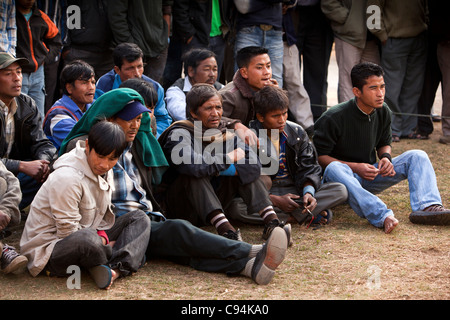 Indien, Meghalaya, Shillong, Bola Bogenschießen Glücksspiel, Zuschauer beobachten die copmpetition Stockfoto