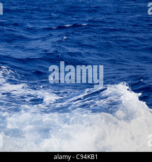 blaues Meer Welle Schaum Detail in quadratische Komposition Stockfoto