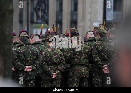 Zum Gedenken an den Tag des Waffenstillstands, als Massen versammeln sich am Glasgows George Square Stille Soldaten würdigen, die ihr Leben im ersten Weltkrieg und dem zweiten Weltkrieg und andere Kriege seit. Stockfoto