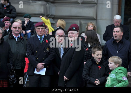 Veteran Solderiers gedenken Tag des Waffenstillstands, wie Kundenansturm bei Glasgows George Square Stille Soldaten würdigen, die ihr Leben im ersten Weltkrieg und dem zweiten Weltkrieg und andere Kriege seit. Stockfoto