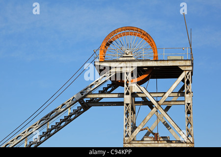 Alten, stillgelegten Schacht meine Kopfbedeckung mit Riemenscheibe Rad Stockfoto