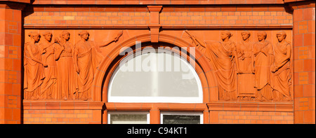 Terrakotta-Fries am Peel Gebäude, 1896.  Universität von Salford, Crescent, Salford, Manchester, England, Vereinigtes Königreich Stockfoto