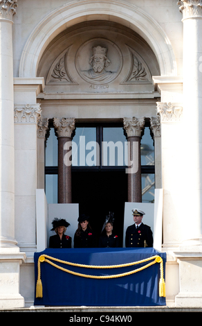 Queen Elizabeth führt Mitglieder der königlichen Familie in Erinnerung Sonntagsgottesdienstes am Cenotaph in London Stockfoto