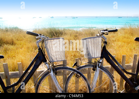 Fahrräder-paar in Formentera Strand von Illetes geparkt Stockfoto