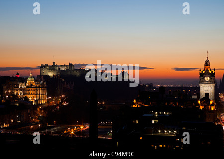 Edinburgh Stadt Skyline Blick, dass Nacht-Abend in der Dämmerung von Calton Hill, Schottland, Vereinigtes Königreich, Europa betrachtet Stockfoto